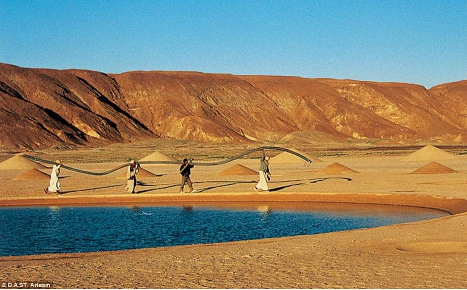Foto de extraña espiral en medio del desierto del Sahara (3)