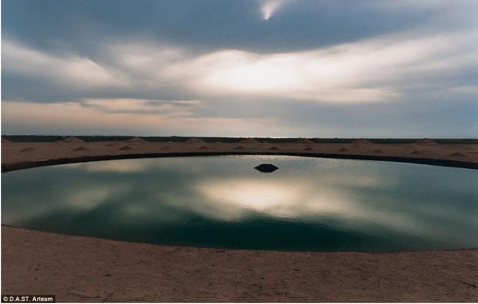 Foto de extraña espiral en medio del desierto del Sahara (4)
