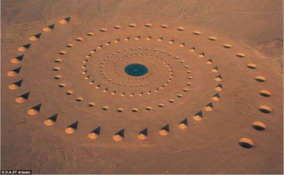 Foto de extraña espiral en medio del desierto del Sahara