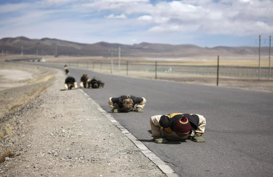 Peregrinos tibetanos hacen reverencias por el camino