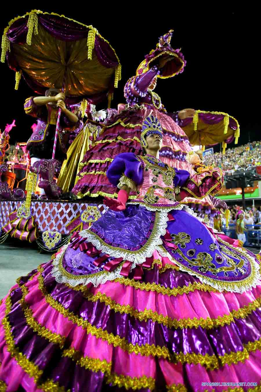 Samba, color y alegría desfilan la noche inaugural del carnaval de Río de Janeiro