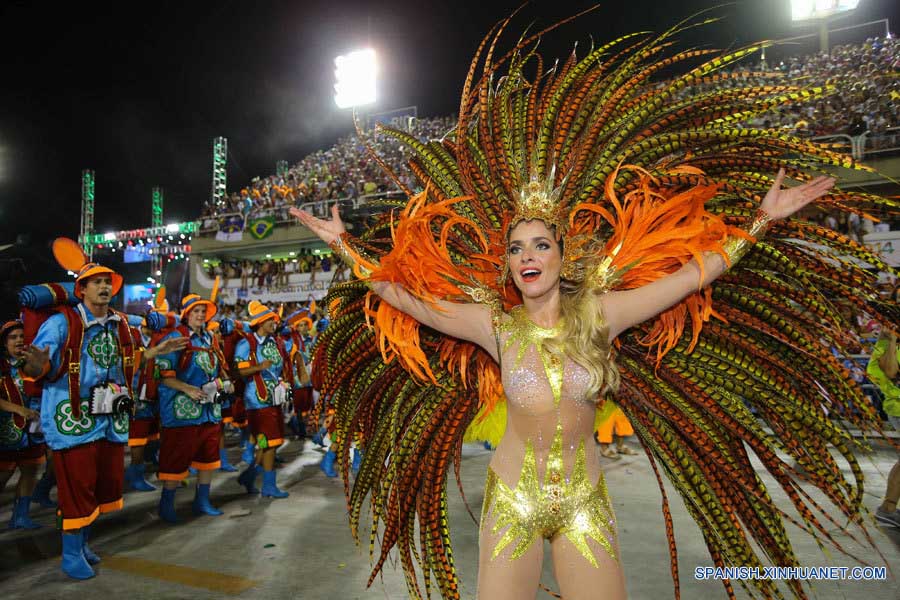 Samba, color y alegría desfilan la noche inaugural del carnaval de Río de Janeiro