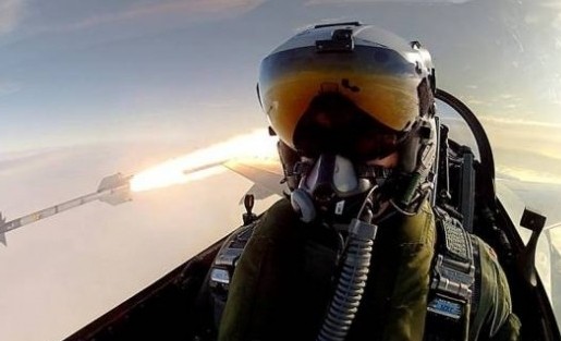 Piloto se toma 'selfie' mientras dispara misil