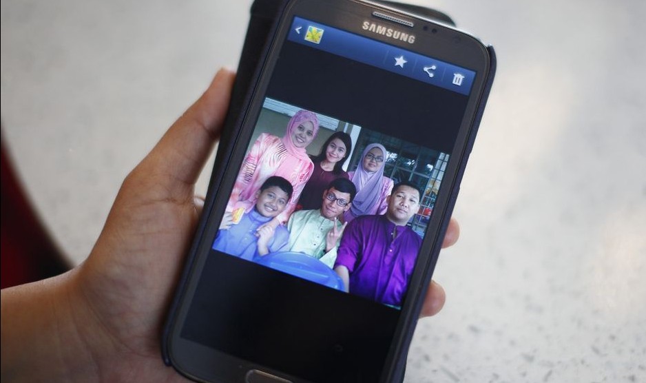 Se exponen fotos de agunos viajeros a bordo del avión desaparecido de Malaysia Airlines 13