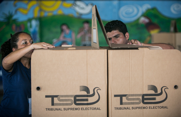 Salvadoreños eligen presidente en segunda vuelta