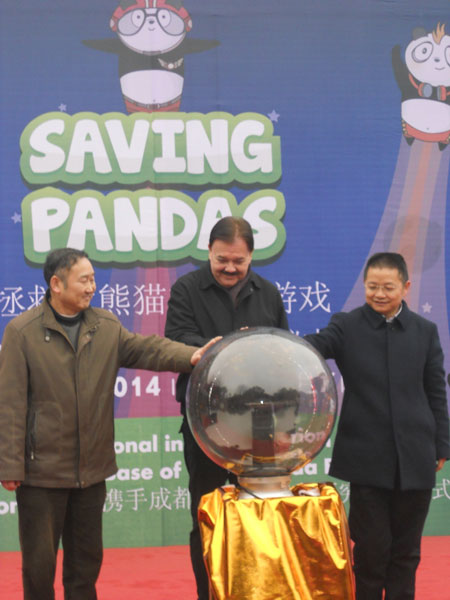 Zhang Zhihe (derecha), director de la Base de Investigación y Cría de Pandas Gigantes de Chengdu, en la provincia de Sichuan, lanzó el juego junto a Richard C Helfer (centro), presidente de YANUA International, en Chengdu, el viernes.