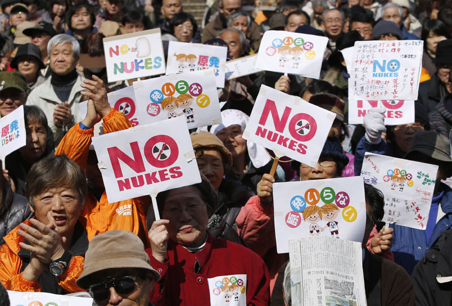 Manifestantes antinucleares sostienen pancartas con las palabras "No Nukes" en Tokio, el 9 de marzo de 2014. [Foto/agencias]