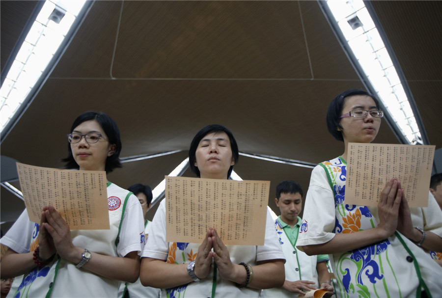 Varias organizaciones religiosas rezan por los pasajeros del vuelo de Malaysia Airlines MH370, en el aeropuerto internacional de Kuala Lumpur en Sepang, el 9 de marzo de 2014. [Foto/agencias]