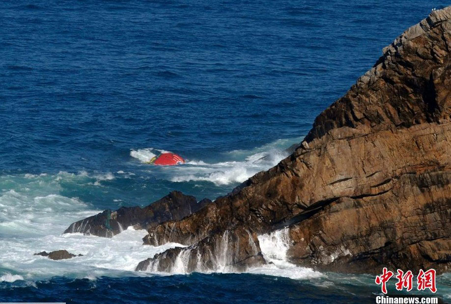 Dos muertos y seis desaparecidos tras hundirse un barco de pesca en España 5