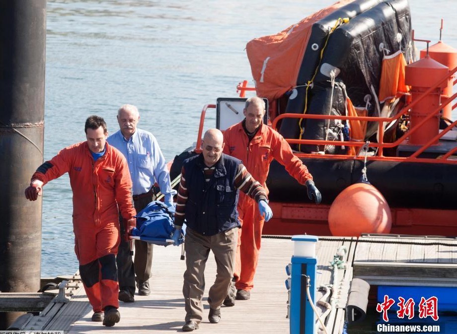 Dos muertos y seis desaparecidos tras hundirse un barco de pesca en España 4