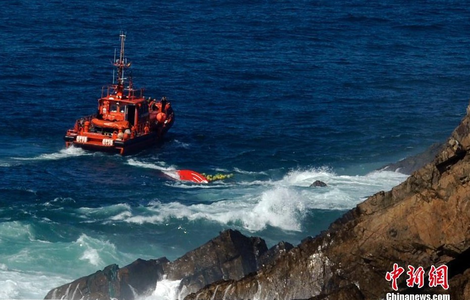 Dos muertos y seis desaparecidos tras hundirse un barco de pesca en España