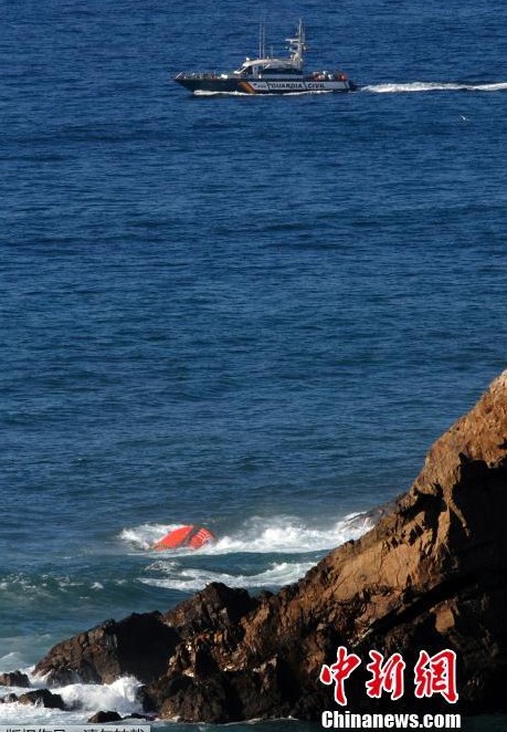 Dos muertos y seis desaparecidos tras hundirse un barco de pesca en España 3