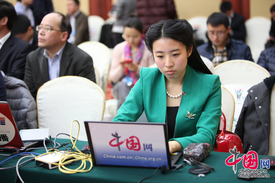 Una periodista empieza a cubrir la conferencia a las 9 de la mañana en la sala de reuniones. (china.com.cn/Zheng Liang)