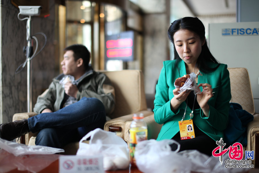 Los reporteros almuerzan a la 1:30 del mediodía. (china.com.cn/Zheng Liang)