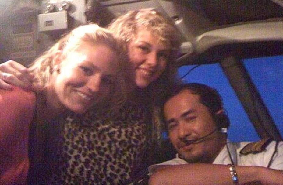 El copiloto de Malaysia Airlines fumó y se hizo fotos con mujeres durante un vuelo en 2011 (2)