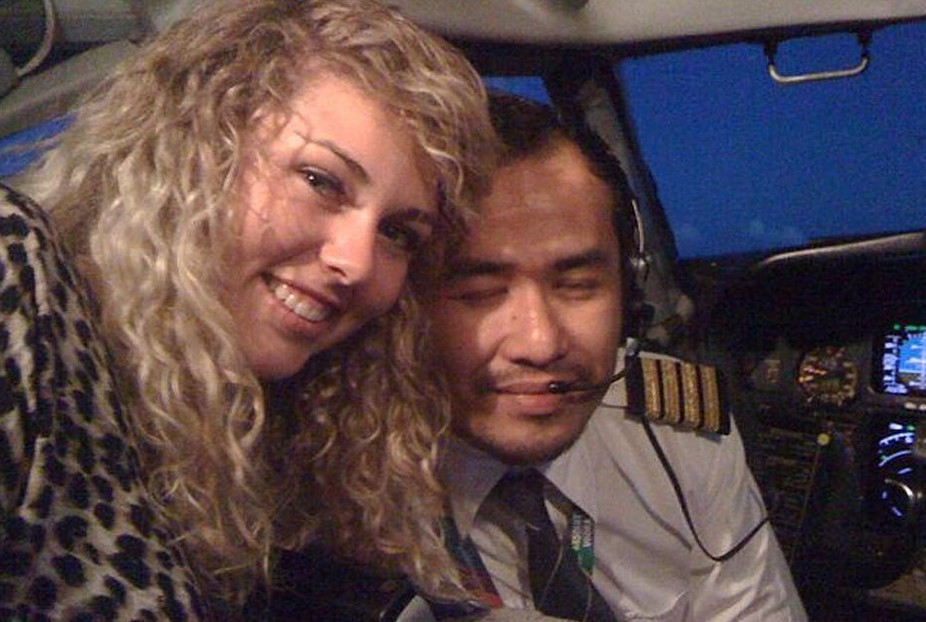El copiloto de Malaysia Airlines fumó y se hizo fotos con mujeres durante un vuelo en 2011 (3)