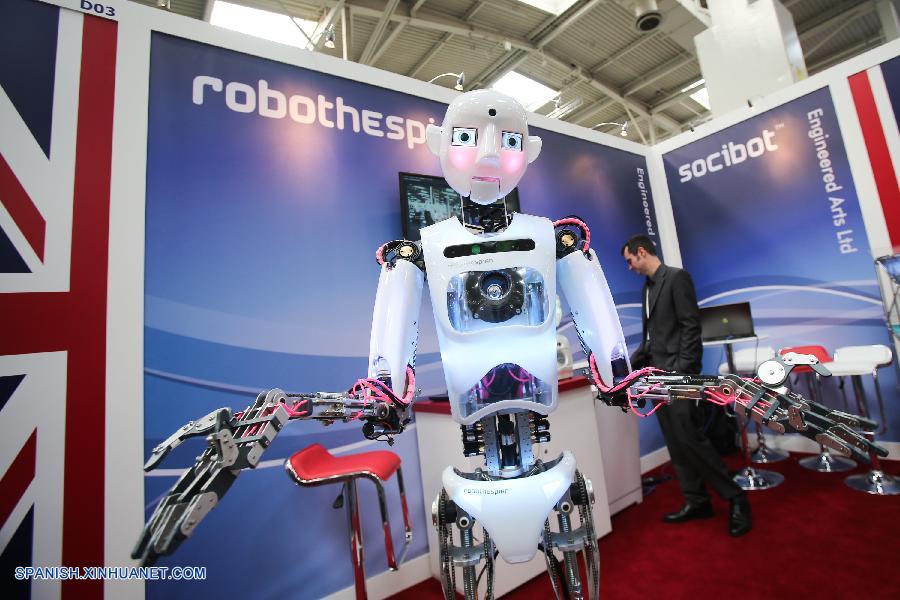 CeBIT 2014: Robots bailarines y drones marcan el primer día