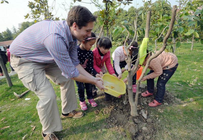 Niños y su maestro plantan un árbol en una guardería en la ciudad de Shaoxing, provincia de Zhejiang, el 10 de marzo, en vísperas del Día de la Plantación de Árboles, que se celebra en China el 12 de marzo. [Foto/Xinhua]