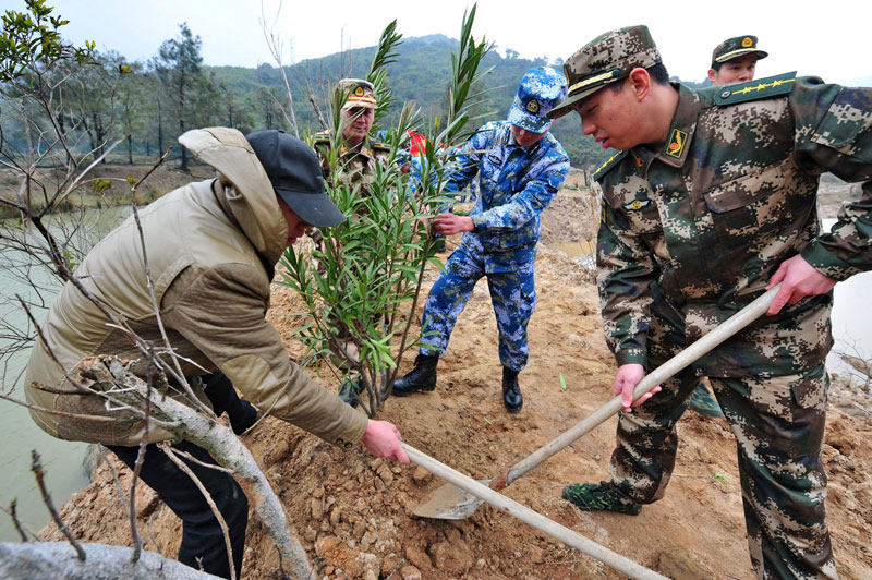 Soldados y habitantes locales plantan árboles en la montaña Nanyang, ciudad de Changle, provincia de Fujian, el 11 de marzo, en vísperas del Día de la Plantación de Árboles, que se celebra en China el 12 de marzo. [Xinhua]