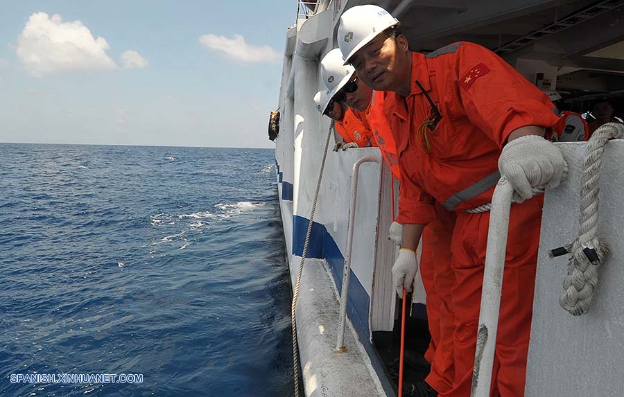 Ocho barcos chinos buscan avión desaparecido malasio