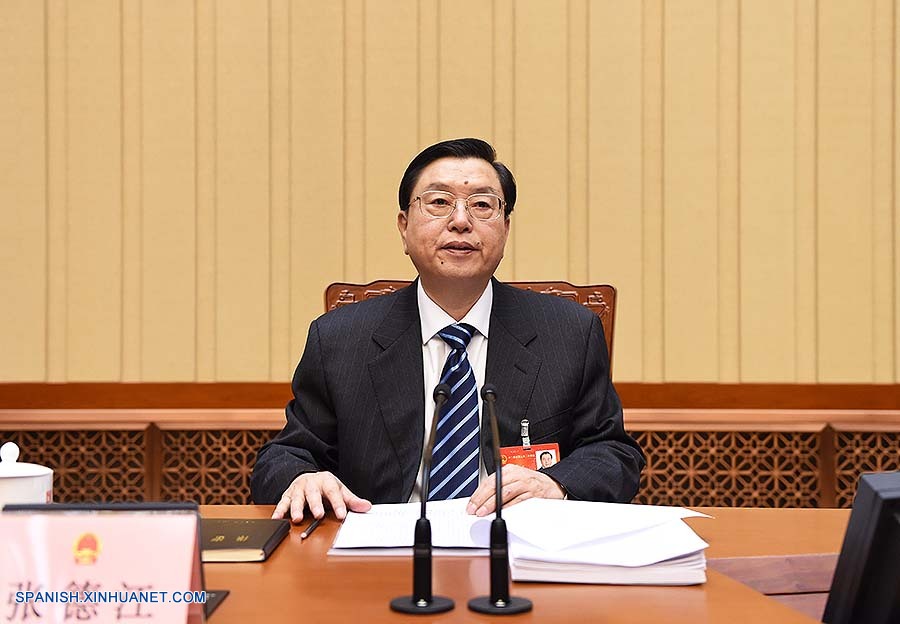 Presidium de sesión parlamentaria china vota borradores de resoluciones y propuestas