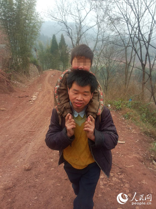 Un chino carga con su hijo discapacitado todos los días durante 28 km. para llevarlo a la escuela 3