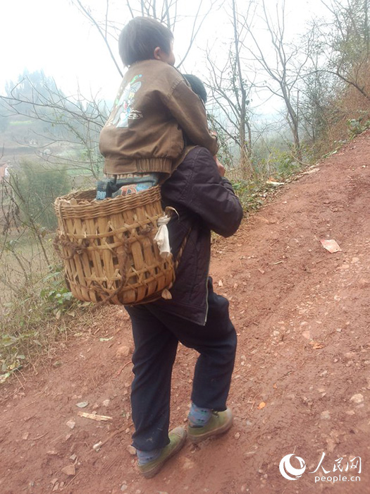 Un chino carga con su hijo discapacitado todos los días durante 28 km. para llevarlo a la escuela 2