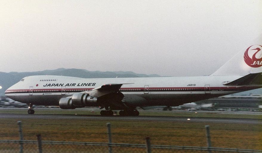 JA8119, el avión involucrado en el accidente, en el Aeropuerto Internacional de Osaka en 1984. 