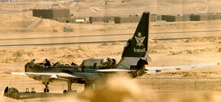 Restos quemados del vuelo Saudia 163.