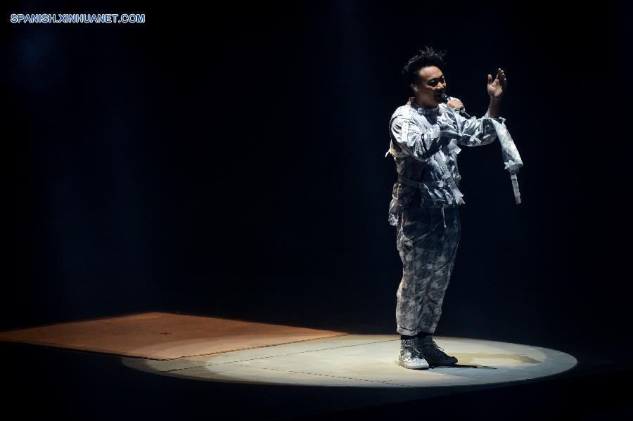Eason Chan actúa en el concierto "Eason's Life" de Macau
