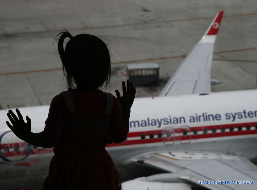 Ansiedad asola a familias de pasajeros chinos en avión malayo a nueve días de su desaparición