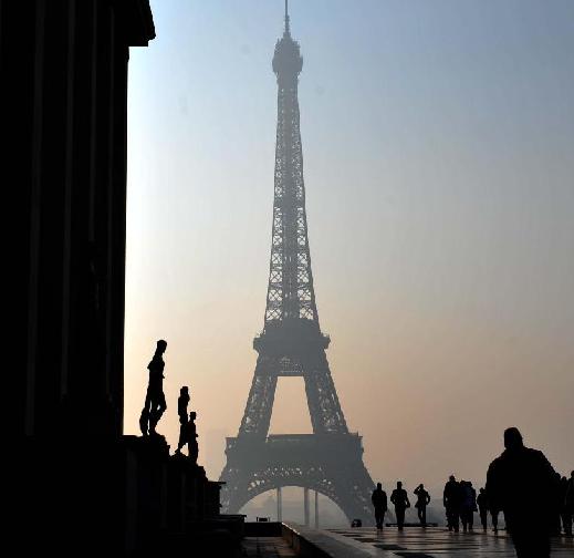 Francia suspenderá el martes prohibición para circular en auto en París