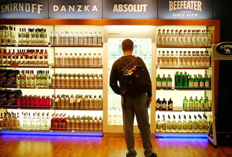 7. Aeropuerto de Zurich, Suiza. Un pasajero compra alcohol el 9 de septiembre de 2005, en las tiendas libres de impuestos del Aeropuerto de Zurich.