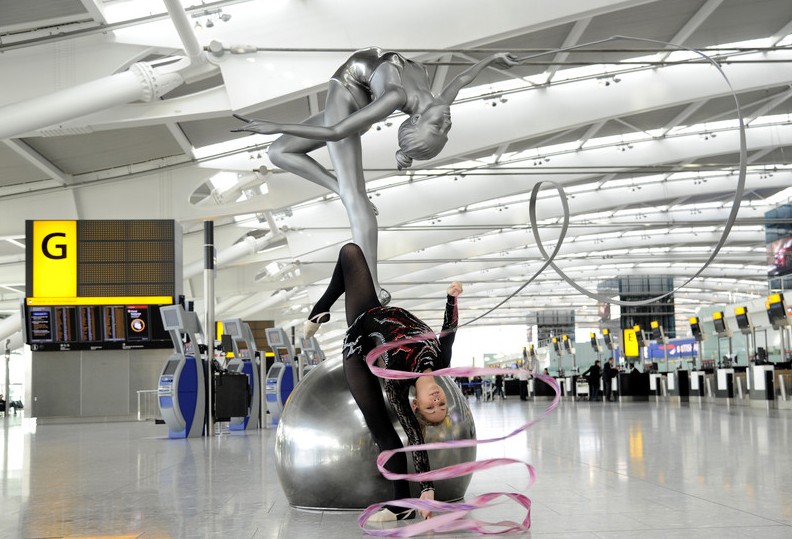 10. Aeropuerto de Londres Heathrow. La gimnasta británica Frankie Jones muestra sus habilidades en la Terminal 5 del Aeropuerto de Londres Heathrow el 20 de enero de 2012.