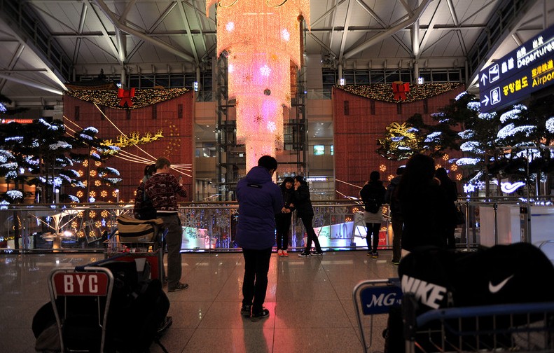 2. Aeropuerto de Incheon, Corea del Sur.Los viajeros hacen fotos delante de una gran iluminación decorativa en el Aeropuerto Internacional de Incheon, el 21 de diciembre de 2012.