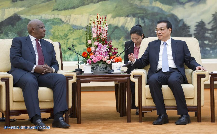 Primer ministro chino se reúne con canciller ugandés