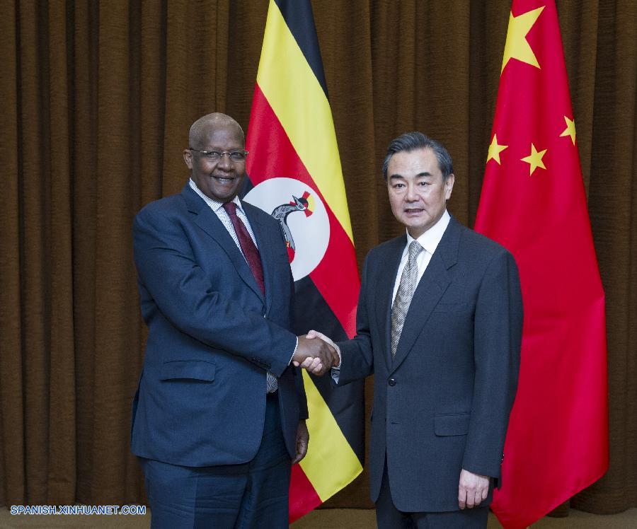 Cancilleres de China y Uganda entablan conversaciones