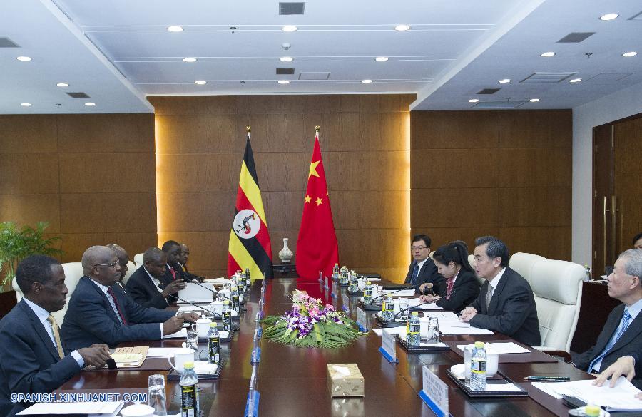 Cancilleres de China y Uganda entablan conversaciones