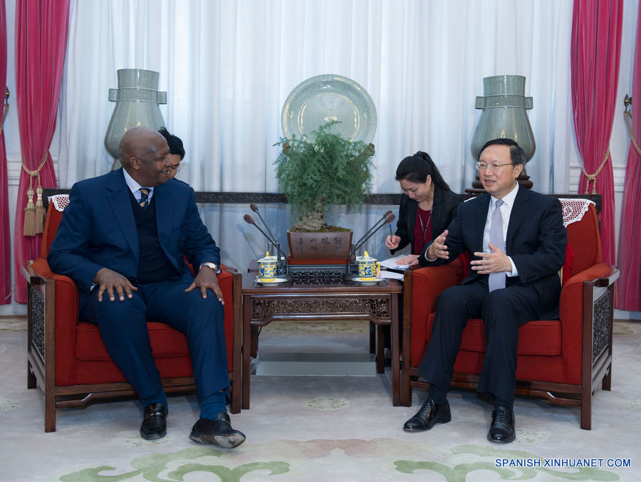 Alto funcionario chino promete intensificar cooperación con Uganda