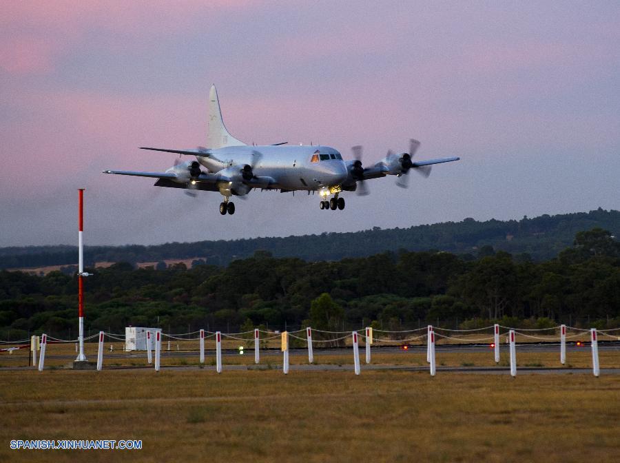 Autoridades australianas localizan posibles restos de avión desaparecido y envían avión de reconocimiento