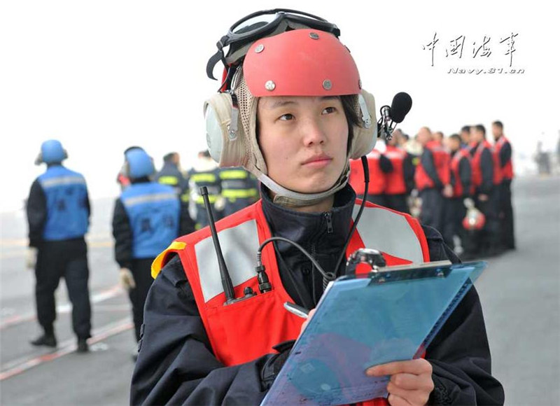 Las mujeres reclaman igualdad en el portaaviones