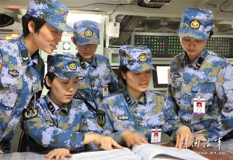 Las mujeres reclaman igualdad en el portaaviones