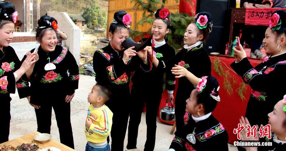 El 19 de marzo de 2014, las mujeres casadas visitaron a sus padres. (Chinanews/Li Xue)