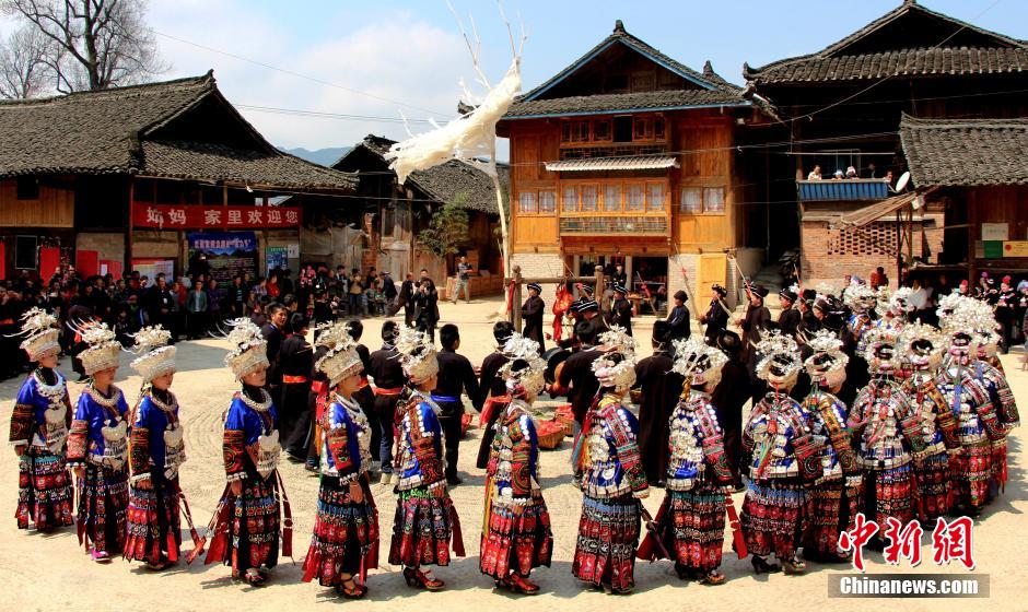 La gente de la etnia Miao baila durante la celebración, el 19 de marzo de 2014. (Chinanews/Li Xue)
