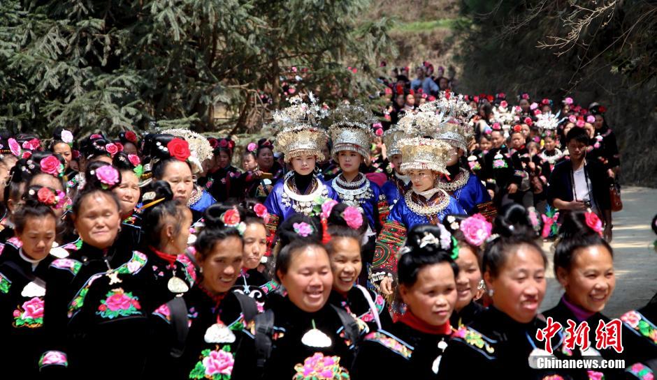Las mujeres casadas que visitan a sus padres es una importante actividad del festival, el 19 de marzo de 2014. Más de 300 mujeres casadas visitaron a sus padres con regalos. (Chinanews/Li Xue)