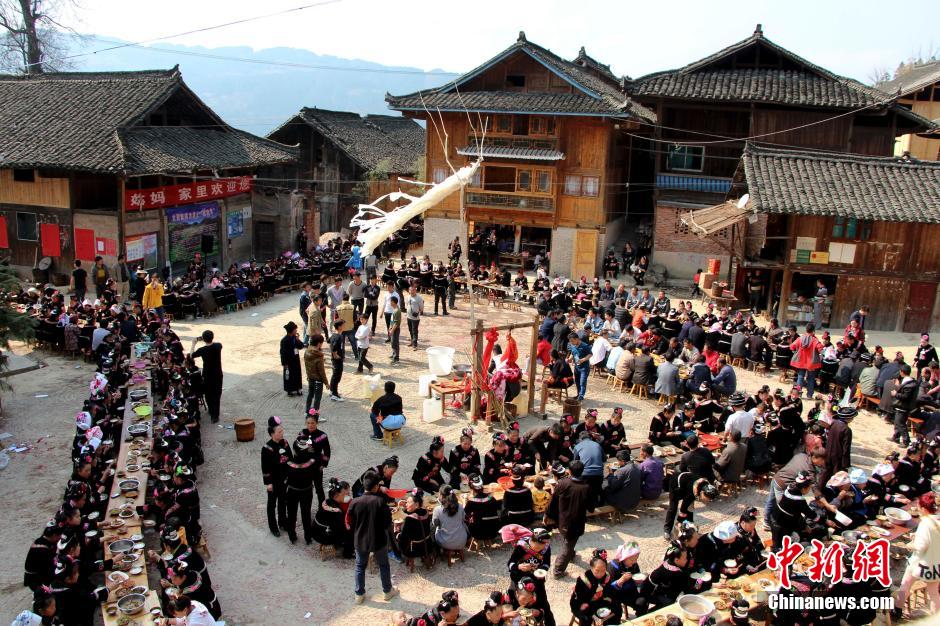 Mesa banquete de 500 metros de largo durante el festival, el 19 de marzo de 2014. (Chinanews/Li Xue)