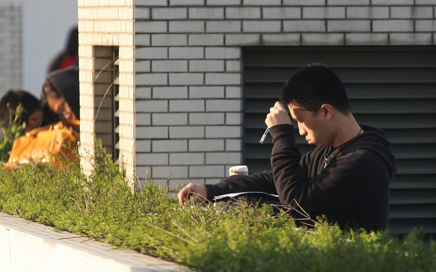 Los solicitantes estudian para el examen de funcionario en la provincia de Jiangsu fuera del lugar de la prueba en la Universidad de Changzhou, el 23 de marzo de 2014. 