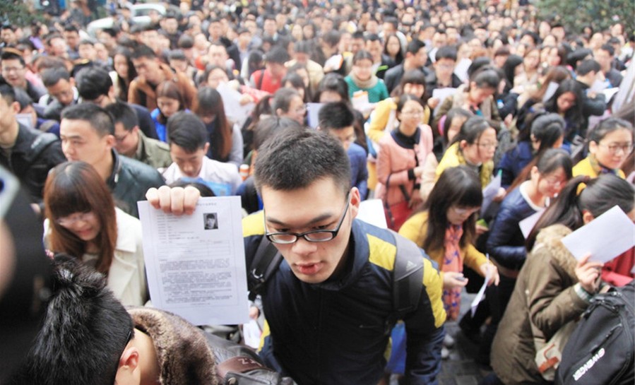 Un solicitante enseña su documento de admisión en la Universidad de Ciencias Forestales de Nanjing, el 23 de marzo de 2014. Más de 240.000 solicitantes se presentaron al examen de funcionarios de la provincia en 14 lugares diferentes. Este año Jiangsu ofrece 6.480 vacantes a funcionarios, un descenso de 1.182 puestos en comparación con 2013, la primera vez que disminuye la oferta en cinco años. 