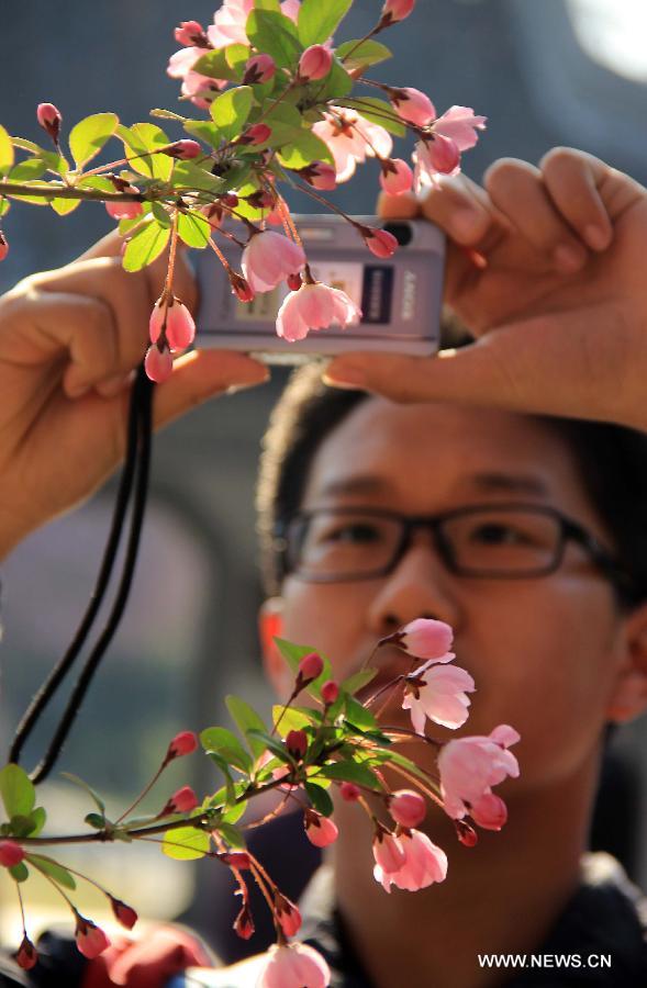 La gente disfruta de la primavera en China