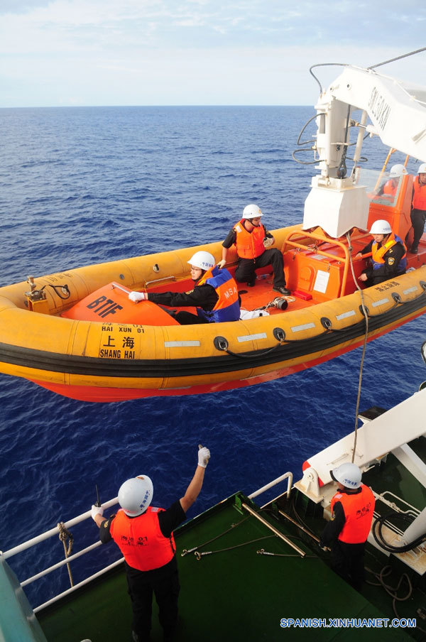 Barco chino llega a sitio para localizar posibles objetos de MH370